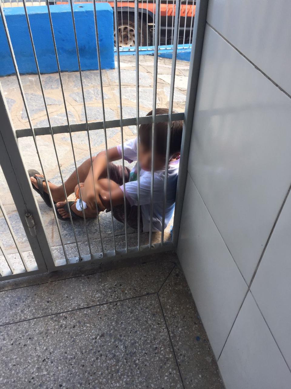 Criança de castigo na calçada em João Câmara