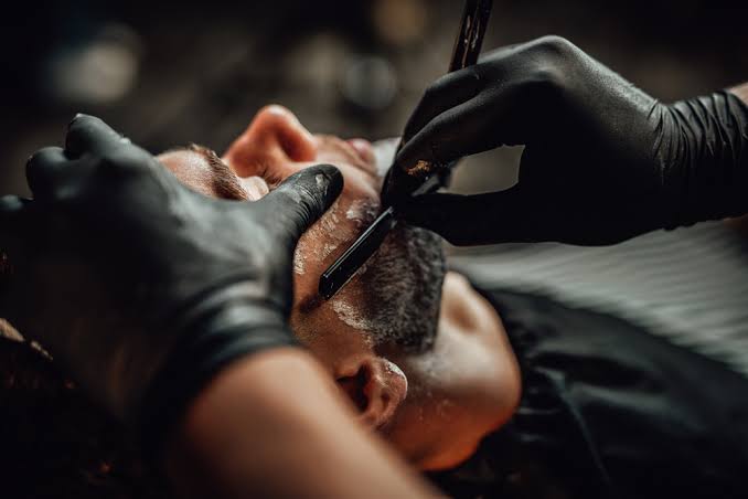 Barbearia naturista que irá inaugurar em Natal procura barbeiros para trabalhar sem roupa 